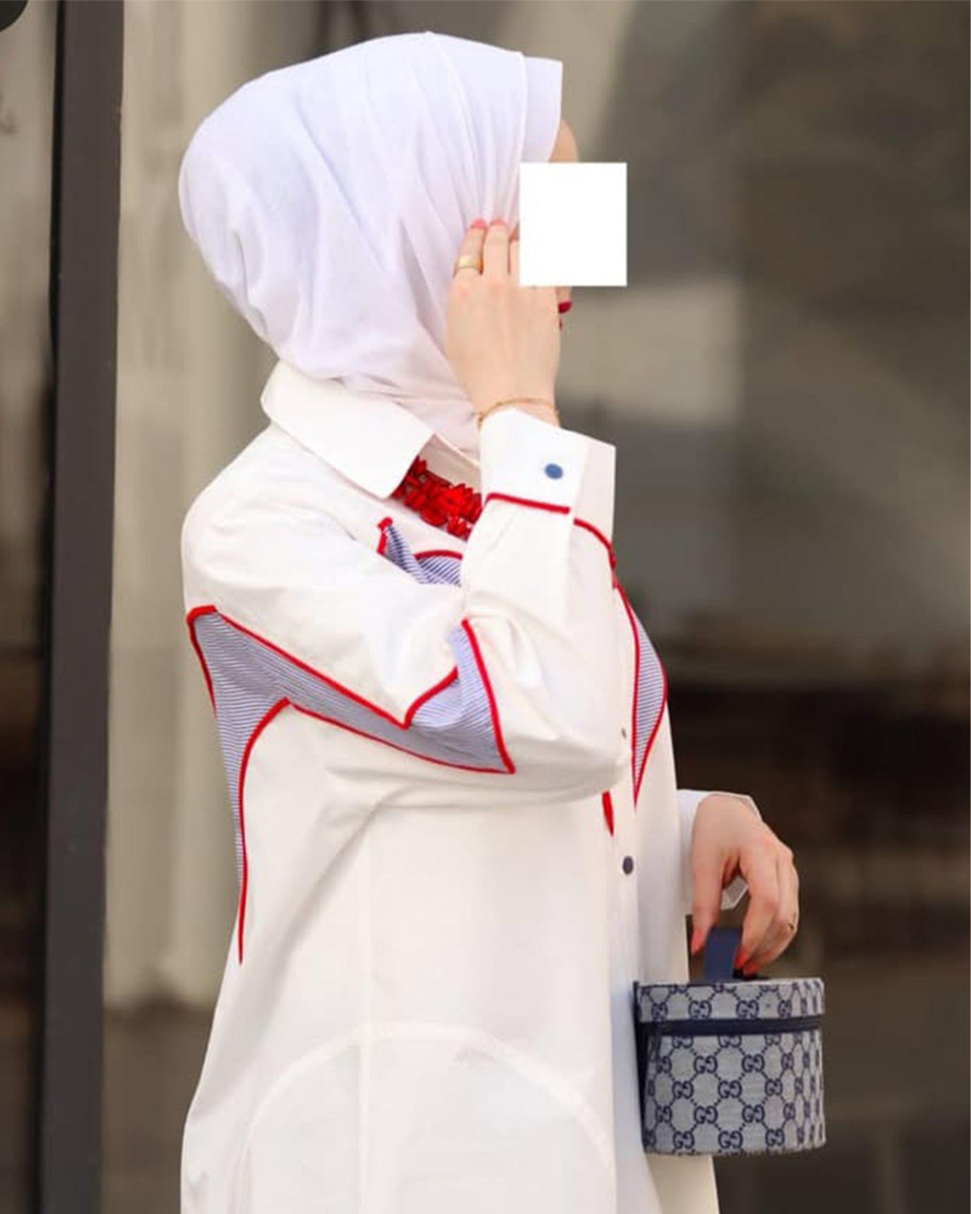 قميص بوبلين بخياطة حمراء
