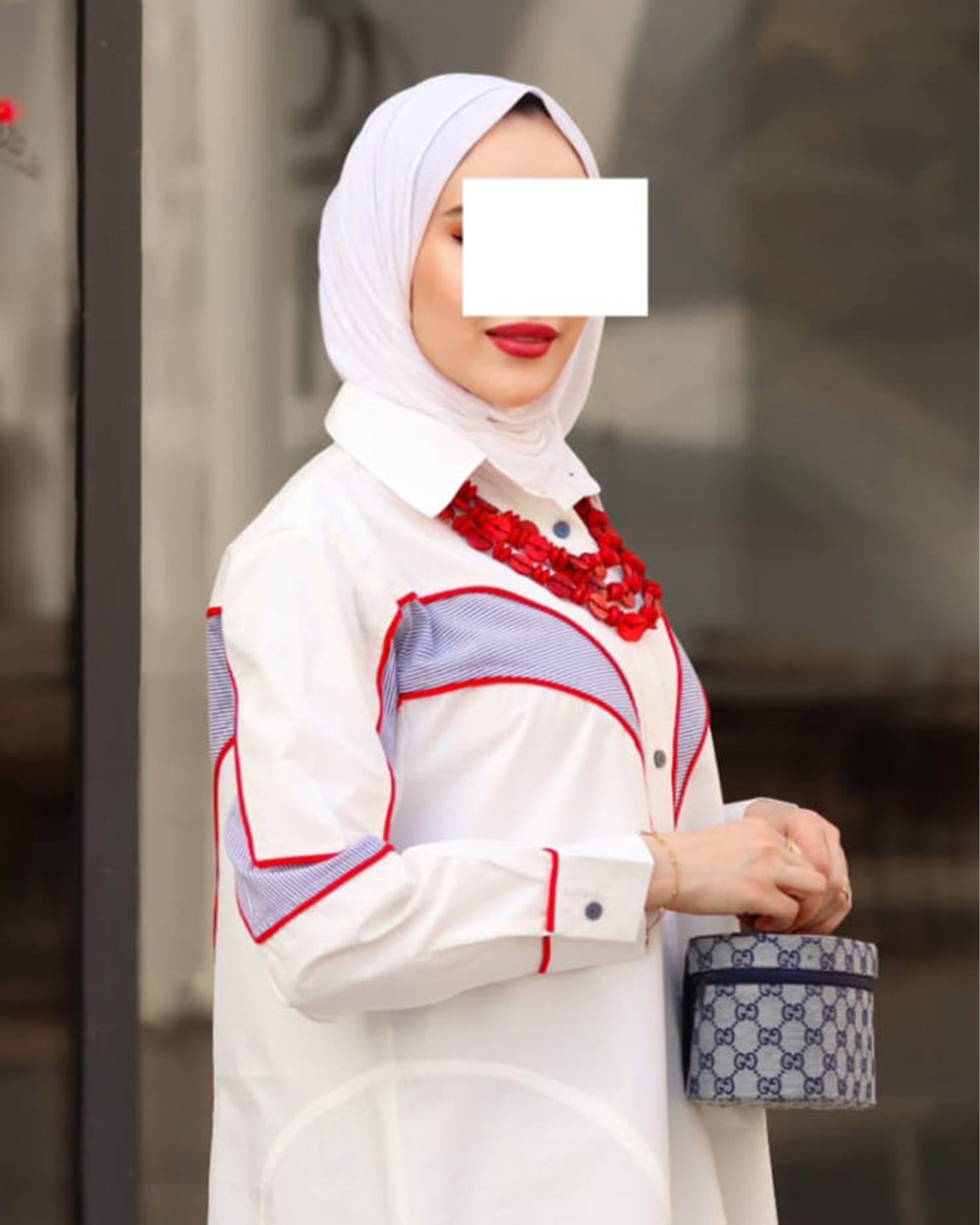 قميص بوبلين بخياطة حمراء